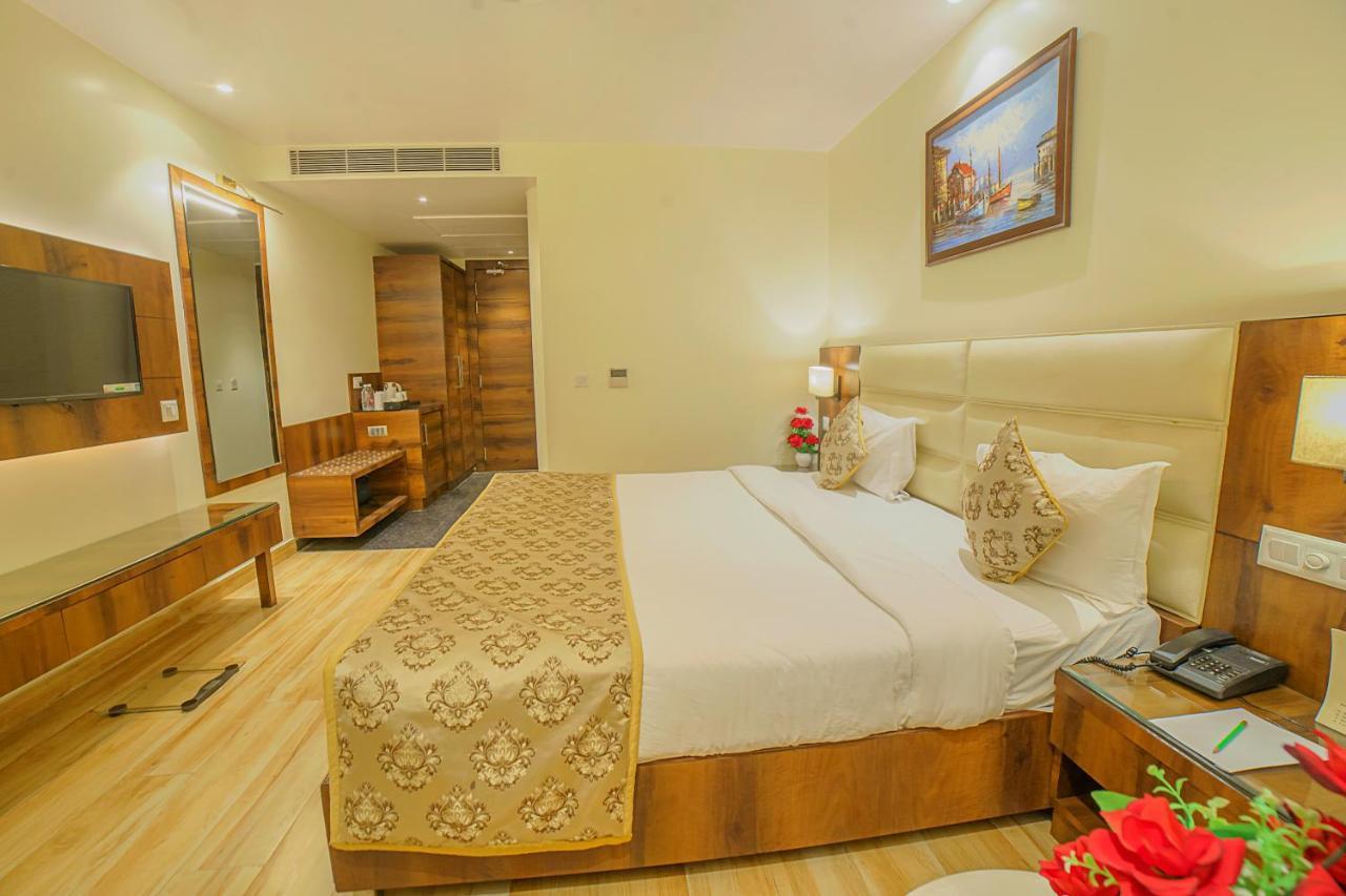 Hotel Hira Inn-10Mins From Railway Station & Bus Station Allāhābād Junction المظهر الخارجي الصورة